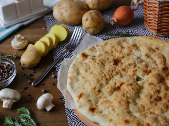 Заказать Осетинский пирог с картофелем и грибами с бесплатной доставкой по СПб Заказать Осетинский пирог с картофелем и грибами с бесплатной доставкой по СПб
