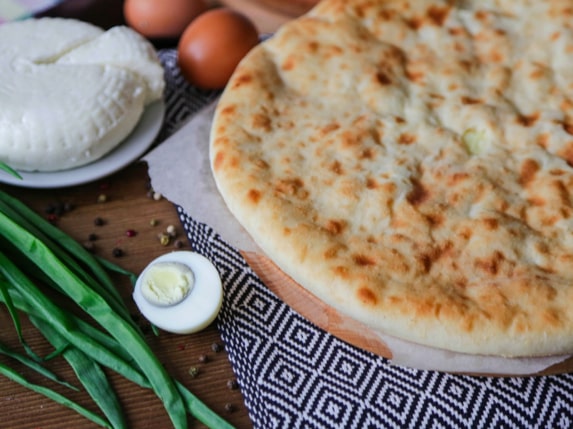 Заказать Осетинский пирог с луком, яйцом и сыром с бесплатной доставкой по СПб Заказать Осетинский пирог с луком, яйцом и сыром с бесплатной доставкой по СПб