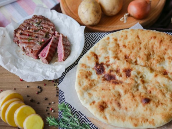Заказать Осетинский пирог с говядиной и картофелем с бесплатной доставкой по СПб Заказать Осетинский пирог с говядиной и картофелем с бесплатной доставкой по СПб