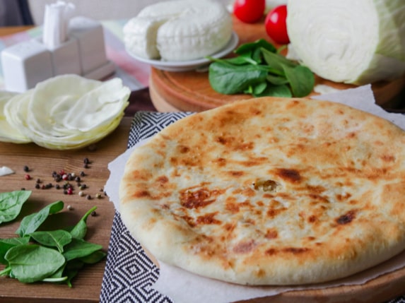 Закажи Осетинский пирог со шпинатом, капустой и сыром с бесплатной доставкой по СПб Закажи Осетинский пирог со шпинатом, капустой и сыром с бесплатной доставкой по СПб