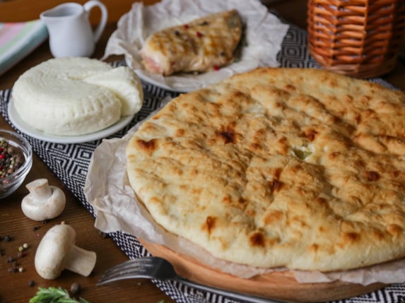 Заказать Осетинский пирог с курицей, грибами и сыром с бесплатной доставкой по СПб Заказать Осетинский пирог с курицей, грибами и сыром с бесплатной доставкой по СПб